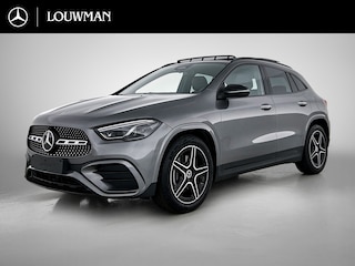 Mercedes-Benz GLA 180 Business Solution AMG | Trekhaak | MULTIBEAM LED | Nightpakket | Panoramaschuifdak | Smartphone Integratie | Keyless-Go comfortpakket | EASY PACK achterklep |