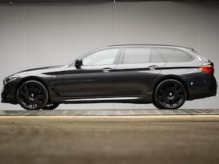 BMW 5-serie Touring 540i xDrive High Executive (CARPLAY,NAVI,SFEER VERLICHTING,LED,ALCANTARA,STOELVERWARMING,360 CAMERA,GETINT)