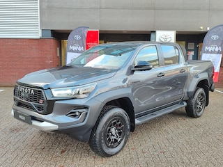 Toyota Hilux 2.8 D-4D DC GR-SPORT NIEUW DIRECT LEVERBAAR! UNIEK! JBL-AUDIO 360-CAMERA STOEL/STUURVERW SPORTSTOELEN EL-STOEL LM-VELGEN CAMERA PARK-SENSOREN CLIMA AD-CRUISE APPLE/ANDROID