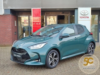 Toyota Yaris 1.5 Hybrid 115 DYNAMIC NIEUW OP VOORRAAD! STOEL/STUURVERW LED KEYLESS PARK-SENSOREN BLIND SPOT NAVI CAMERA AD-CRUISE CLIMA APPLE/ANDROID 16'' LM-VELGEN