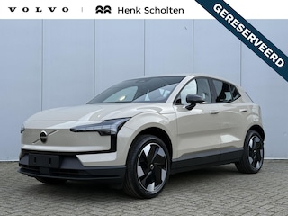 Volvo EX30 Single Motor Extended Range Plus Europa 69 kWh **DIRECT LEVERBAAR**| Sand Dune metallic | Pine interieur | Verwarmde voorstoelen en stuurwiel | Elektrisch verstelbare voorstoelen | Google-Maps navigatie | Adapt. Cruise Control | Pilot assist | Blind Spot | Park Assist camera achter  | Warmtepomp | Keyless | Premium audio by Harman Kardon | Draadloos telefoon opladen | 19” 5-spaaks Aero lichtmetalen velgen |
