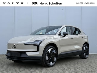 Volvo EX30 Single Motor Extended Range Plus Europa 69 kWh **DIRECT LEVERBAAR**| Sand Dune metallic | Pine interieur | Verwarmde voorstoelen en stuurwiel | Elektrisch verstelbare voorstoelen | Google-Maps navigatie | Adapt. Cruise Control | Pilot assist | Blind Spot | Park Assist camera achter  | Warmtepomp | Keyless | Premium audio by Harman Kardon | Draadloos telefoon opladen | 19” 5-spaaks Aero lichtmetalen velgen |