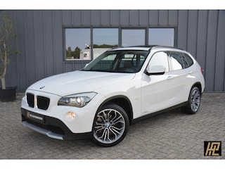 BMW X1 SDrive18i Executive * Pano * Navi * Xenon * 18" Breedset * Trekhaak * Mooie frisse auto