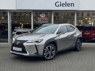 Lexus UX 250h Preference Line | Dodehoekherkenning, 18 inch, Stoel + Stuurverwarming, Parkeersensoren, Apple CarPlay/Android Auto
