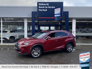 Lexus NX 300h AWD 25th Edition / Automaat / NL-Auto / 2e-Eigenaar! / Volledig Dealer-Onderhouden / Afneembare-Trekhaak / Open-Panodak / Vol-Leder / Stoelverwarming / Hout inleg / Adaptieve Cruise-Control / Climate-Control / Navi / LED / Radio-Bluetooth / PDC-Achter met Camera / 18'' LMV / ENZ.