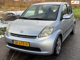 Daihatsu Sirion 2 1.3-16V Comfort 5-Drs Airco Electric pakket Audio/CD LMV 16" ABS Getint glas Colorpakket Dealeronderhoud Nw Apk!