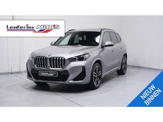 BMW X1 sDrive20i M Sport Panodak Stoel- en stuurverwarming Ledkoplampen Camera Shadowline PDC v+a Apple Carplay