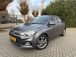 Hyundai i20 1.2 (4 cil.), Apple CarPlay, AIRCO, Cruise Control, Navigatie, Achteruitrijcamera, Parkeersensoren, DAB, LM-velgen 16"