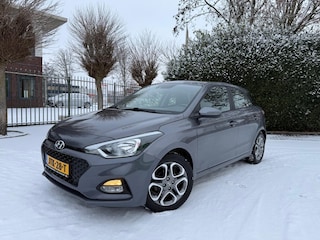 Hyundai i20 1.2 (4 cil.), Apple CarPlay, AIRCO, Cruise Control, Navigatie, Achteruitrijcamera, Parkeersensoren, DAB, LM-velgen 16"
