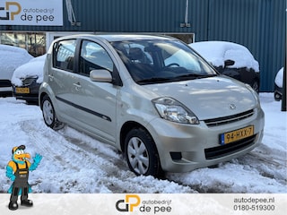 Daihatsu Sirion 2 1.3-16V Sport AIRCO/CV+AB/4xEL.RAMEN/TREKHAAK rijklaarprijs!