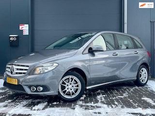 Mercedes-Benz B-klasse 200 Ambition AUTOMAAT TREKHAAK CLIMA CRUISE DODEHOEK NAVI PDC VOOR EN ACHTER HOGE INSTAP LM VELGEN