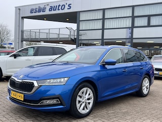 Skoda Octavia Combi 1.5 TSI 150 pk First Edition Trekhaak Navi Led Matrix Stoelverwarming Adaptieve Cruise ACC Carplay PDC v+a Chroom Rails Extra Getint Glas NL Auto
