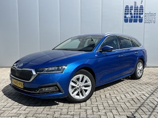 Skoda Octavia Combi 1.5 TSI 150 pk First Edition Trekhaak Navi Led Matrix Stoelverwarming Adaptieve Cruise ACC Carplay PDC v+a Chroom Rails Extra Getint Glas NL Auto
