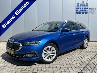 Skoda Octavia Combi 1.5 TSI 150 pk First Edition Trekhaak Navi Led Matrix Stoelverwarming Adaptieve Cruise ACC Carplay PDC v+a Chroom Rails Extra Getint Glas NL Auto