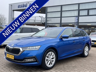 Skoda Octavia Combi 1.5 TSI 150 pk First Edition Trekhaak Navi Led Matrix Stoelverwarming Adaptieve Cruise ACC Carplay PDC v+a Chroom Rails Extra Getint Glas NL Auto