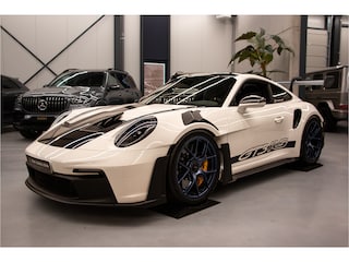 Porsche 911 4.0 GT3 RS | Weissach | Keramische PCCB | Lift | Exclusive Manufaktur | Bose Sound | Full Xpel PPF | Sport Chrono | PDLS+ Black | 525PK | Alcantara | Carbon | BTW | 992 | GT3RS | Clubsport pakket | Camera | Sfeerverlichting | Apple & Android Carplay | 2025 | Indigo Blauw | Fabrieksgarantie.
