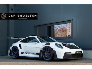 Porsche 911 4.0 GT3 RS | Weissach | Keramische PCCB | Lift | Exclusive Manufaktur | Bose Sound | Full Xpel PPF | Sport Chrono | PDLS+ Black | 525PK | Alcantara | Carbon | BTW | 992 | GT3RS | Clubsport pakket | Camera | Sfeerverlichting | Apple & Android Carplay | 2025 | Indigo Blauw | Fabrieksgarantie.