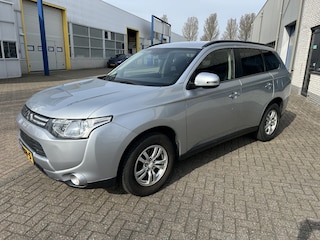 Mitsubishi Outlander 2.0 Intense CRUISE CLIMA PDC TRHK NAP!