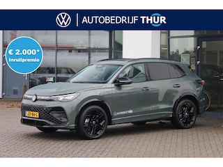 Volkswagen Tiguan 1.5 eHybrid R-Line Edition 272PK / 200kW DSG, Geluidssysteem 'Harman Kardon', achteruitrijcamera (rear view), 20" 'York' LMV, black style pakket, panoramadak, draadloos telefoon laden, Apple Carplay & Android Auto, koplampverlichting LED-Matrix (IQ.Lights), dodehoekdetectie (side assist), adaptieve cruise control (acc), digital cockpit pro, elektrische achterklep met sensorsturing, DAB+ etc.