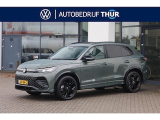 Volkswagen Tiguan 1.5 eHybrid R-Line Edition 272PK / 200kW DSG, Geluidssysteem 'Harman Kardon', achteruitrijcamera (rear view), 20" 'York' LMV, black style pakket, panoramadak, draadloos telefoon laden, Apple Carplay & Android Auto, koplampverlichting LED-Matrix (IQ.Lights), dodehoekdetectie (side assist), adaptieve cruise control (acc), digital cockpit pro, elektrische achterklep met sensorsturing, DAB+ etc.