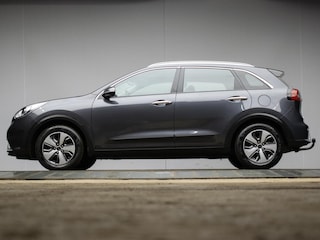 Kia Niro 1.6 GDi Hybrid DynamicLine Sport (APPLE CARPLAY,NAVI,CAMERA,PDC,CRUISE,TREKHAAK,LED,SPORTSTOELEN,LM VELGEN,NETTE STAAT)