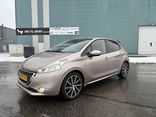 Peugeot 208 1.2 VTi Envy 5-Deurs 82 PK. Zuinige en zeer fijn rijdende auto !!!