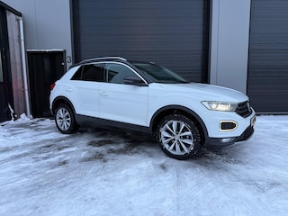 Volkswagen T-Roc 1.5 TSI Sport Business AUTOMAAT / PANO / ACC / LINE ASSIST / CAMERA / LED / ELEK KLEP / TREKHAAK / LM VELGEN