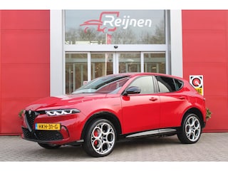Alfa Romeo Tonale PHEV 280PK VELOCE | HARMAN/KARDON PREMIUM AUDIO | PREMIUM PACK: LEDEREN BEKLEDING/GEVENTILEERDE VOORSTOELEN/4-VOUDIG ELEKTRISCH VERSTELBARE LENDESTEUN VOORSTOELEN | WINTERPACK: STOEL/STUUR VERWARMING | STOEL VENTILATIE | TECHNOLOGY PACK: PARKEERWAARSCHUWING VOOR EN ACHTER/360° CAMERA/AUTOMATISCH INPARKEREN/ AUTONOMOUS DRIVING LEVEL 2: ADAPTIVE CRUISE CONTROL/LANE CENTERING ASSIST/TRAFFIC JAM ASSIST DODEHOEK DETECTIE AUTOMATISCH DIMMENDE BUITENSPIEGELS | DRAADLOZE TELEFOONLADER | FULL LED MATRIX KOPLAMPEN | DUAL STAGE VALVE: ACTIEVE DEMPING | KEYLESS ENTRY/START | 20" LICHTMETALEN VELGEN | ROODGESPOTEN BREMBO REMKLAUWEN | NAVIGATIE | DRAADLOZE APPLE CARPLAY/ANDROID AUTO | ELEKTRISCH BEDIENBARE ACHTERKLEP |