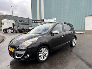 Renault Scénic 1.6-16V Celsium 6-Bak 110 PK. Mooie en als nieuw rijdende auto van de eerste eigenaar !!! Slechts 125.000 KM !!