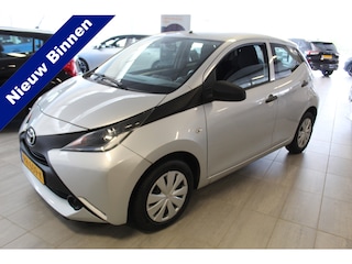 Toyota Aygo 1.0-70pk VVT-i x-fun 5drs. Keurige Toyota Aygo 5drs. Slechts 24,- wegenbelasting per mnd.  Airco, metallic lak, 5 deuren, ABS/ESP, telefoonvoorb., USB, elektr. ramen voor, centr. vergr. afst. bed.