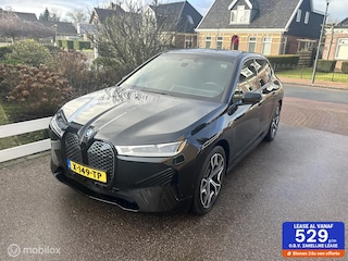 BMW iX xDrive40 SPORT 77 kWh 360 CAMERA HARMAN KARDON HEAD UP DISPLAY SFEERVERLICHTING TREKHAAK!!