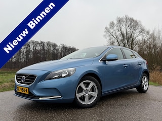 Volvo V40 2.0 D2 Summum Business / Navi / Clima / Stoelverwarming / Trekhaak / 2e Eigenaar / 16" Velgen / PDC / Cruise / LED /