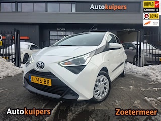 Toyota Aygo 1.0 VVT-i x-play | Met o.a. airco, achteruitrijcamera, trekhaak, cruise, navigatie en AppleCarPlay/AndroidAuto