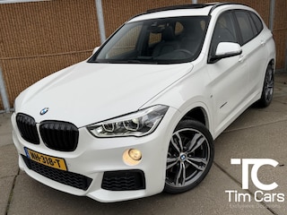 BMW X1 sDrive20i M-sport Automaat | Panoramadak | Leren bekleding | Stoelverwarming | Flippers | Cruise & climate control | Head-up display | Shadow line | Parkeersensoren voor en achter