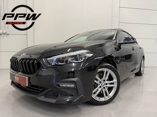 BMW 218i Edition BLACK Aut. 96.514km/LED/CARPLAY/LIVE COCKPIT PRO/17"M-SPORT/CRUISE/DRIVING-ASS/SHADOW-LINE/BLACK-GRILLE/SAPHIRSCHWARZ-METALLIC/ORIG. NL AUTO