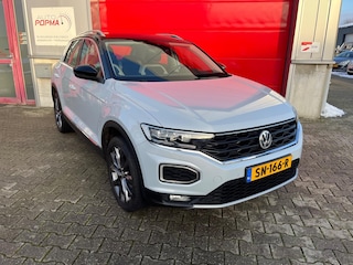 Volkswagen T-Roc 1.5 TSI 150pk Sport / Stoelverw. / Adaptieve cruise / Trekhaak / Virtual cockpit / Navigatie / El. klep / NL auto