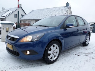 Ford Focus 1.6 Trend, 2 SETS LMV MET ZOMER-/WINTERBANDEN
