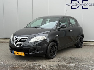 Lancia Ypsilon 0.9 TwinAir Black & Red | Airco | Historie | NW APK!