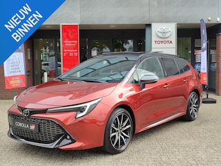 Toyota Corolla Touring Sports Hybrid 180 GR SPORT PLUS NIEUW DIRECT LEVERBAAR! SCHUIFDAK JBL-AUDIO HEAD-UP NAVI STOELVERW NAVI 18'' LM-VELGEN PARK-SENSOREN BLIND SPOT APPLE/ANDROID