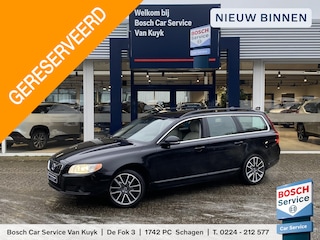 Volvo V70 1.6 T4 Limited Edition / Automaat / NL-Auto / Vol-Leder / Adaptieve Cruise-Control / Climate-Control / Trekhaak / Geïntegreerd-Kinderzitje / Dodehoek-Detectie / Elektr.-Achterklep / Radio-Bluetooth / Navi / LED / PDC-Achter / 18'' LMV / ENZ.