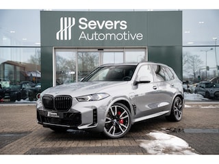 BMW X5 xDrive50e | M Sportpakket Pro | Head-Up display | Integral Active Steering | Driving Assistant Professional | Innovation Pack | hemelbekleding alcantara | Elektrische Trekhaak | Comfort Stoelen | Harman/kardon Surround Sound System | Parking Assistant Professional | 22" styling 747M Bicolor |