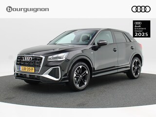 Audi Q2 35 TFSi 150 Pk Automaat S-Line | Sonos Audio | Volledig Leder met Rode Stiksels | Digitaal Dashboard | CarPlay | Zwarte Hemel | Stoelverwarming | Trekhaak | 18 Inch | 5.506 Km!!