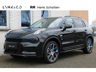 Lynk & Co 01 1.5 | Stoelverwarming voorstoelen | Panoramadak | Elek. bed. stoelen met Memory | Parkeercamera voor en achter | Parkeersensoren voor + achter | Adaptive cruise control | Apple carplay & Android auto | Blind Spot | Regensensor | Lane-assist | DAB+ | Elektrische achterklep | 20 inch lichtmetalen velgen | Getint glas achter |