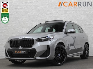 BMW X1 18i M-Sport | Panorama | Sportstoelen | Keyless-Entry | Sfeerverlichting | Achteruitrij-Camera | Carplay | Full-LED | Black-Optic | Getint Glas | Stoelverwarming | Draadloos Laden |