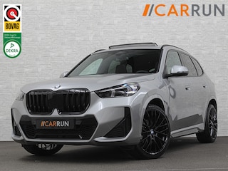 BMW X1 18i M-Sport | Panorama | Sportstoelen | Keyless-Entry | Sfeerverlichting | Achteruitrij-Camera | Carplay | Full-LED | Black-Optic | Getint Glas | Stoelverwarming | Draadloos Laden |