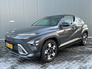 Hyundai Kona 1.6 GDI 141pk HEV Premium | Leder | Carplay | Climate | Keyless | Navigatie | Elek. Klep | Full - Led | 360 Camera | KRELL Audio | Elek. Stoelen | 19" Lichtmetaal | Winterpakket | Stoelventilatie | Dodehoek Detectie