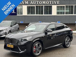 BMW iX2 eDrive20 67 kWh M SPORT | ORIG NL AUTO | 1E EIG. | TOPSTAAT! | 100% ONGEVAL VERLEDEN VRIJ! | DAB+ | ACTIVE GUARD | PARK PACKAGE | COMFORT ACCES | STOELVERWARMING ETC