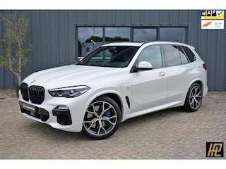 BMW X5 XDrive45e High Executive M Sport * Pano * HeadUp * Luchtvering * Trekhaak * 21" * Zonnerollo's * Zeer mooi * 1e eigenaar