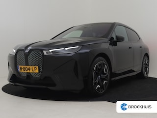 BMW iX xDrive50 High Executive 524pk | Trekhaak | Panoramadak/Transparantie | 4-wiel besturing | Head up display | 360 Camera | Harman/kardon | Stoel massage/ventilatie | Laser koplampen | Elektrische stoelen met memory | 22"LMV