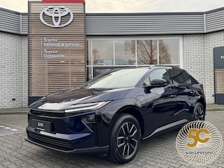 Toyota bZ4X DYNAMIC 73 kWh NIEUW & DIRECT LEVERBAAR!!! WARMTEPOMP STOEL/STUURVERW PARK-SENSOREN 360° CAMERA EL-STOEL APPLE/ANDROID LED